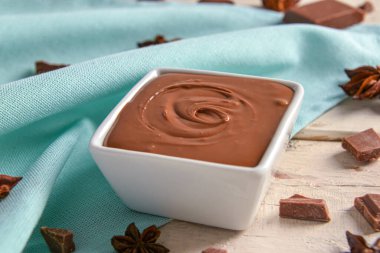 Beyaz ahşap arka planda lezzetli erimiş çikolatalı kompozisyon