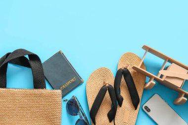 Renkli arka planda şık plaj aksesuarları, pasaport ve cep telefonu kompozisyonu