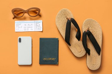 Plaj aksesuarları, cep telefonu, pasaport ve renkli arka planda bilet kompozisyonu