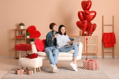 Dizüstü bilgisayarı olan genç bir çiftin evde randevusu var. Sevgililer Günü kutlaması