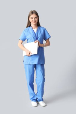 Dizüstü bilgisayarlı güzel bir doktor.