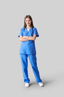 Güzel genç doktor ışık arka plan üzerinde