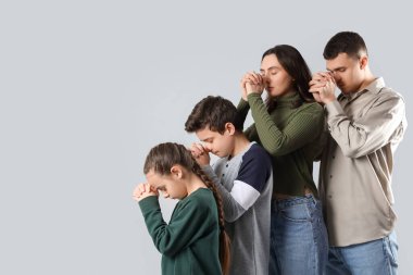 Aile arka planda dua ediyor