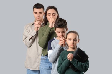 Aile arka planda birlikte dua ediyor.