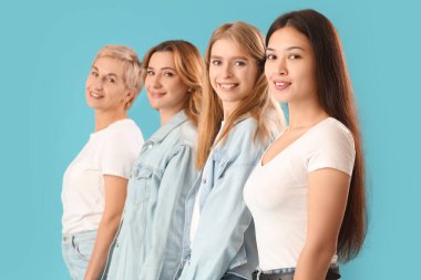 Mavi arka planda farklı yaşlarda güzel kadınlar.