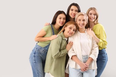 Gri arka planda güzel sarılan kadınlar