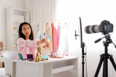 Dudak parlatıcısı olan Asyalı kadın güzellik blogcusu evde video kaydediyor