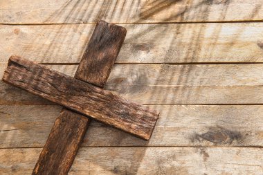 Ahşap arka planda çapraz, yakın plan