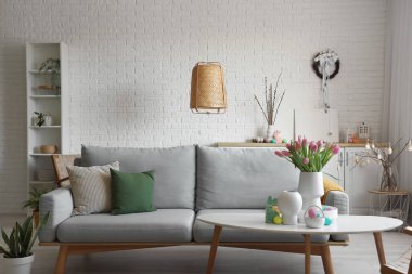 Laleli vazolar, Paskalya tavşanı ve masada yumurtalar.