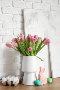 Laleli vazo, oyuncak tavşan ve oturma odasında Paskalya yumurtası.