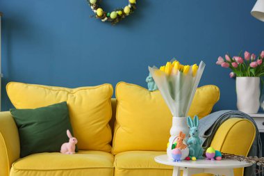 Laleli vazo, Paskalya tavşanı ve masada yumurtalar.