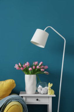 Lale vazosu, Paskalya tavşanı ve yumurta oturma odasında.