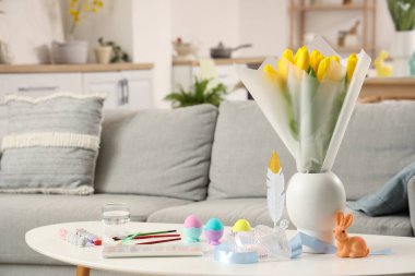 Laleli vazo, Paskalya tavşanı, yumurta ve boyalar oturma odasında.