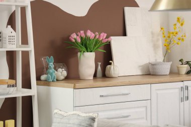 Mutfakta vazo, lale ve paskalya yumurtası.