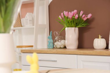 Mutfakta vazo, lale ve paskalya yumurtası.