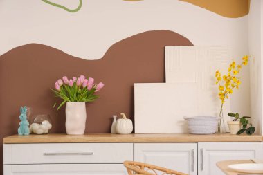 Mutfakta vazo, lale ve paskalya yumurtası.