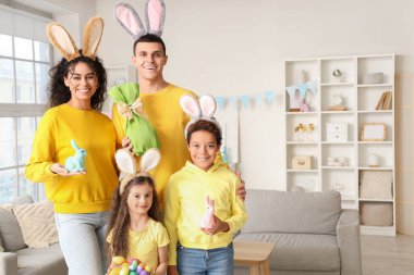 Tavşan kulaklı mutlu bir aile Paskalya tavşanı ve evde yumurtalar
