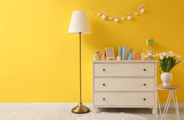 Klozet, lamba ve Paskalya dekorlu odanın içi