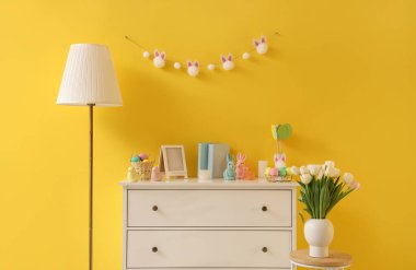 Klozet, lamba ve Paskalya dekorlu odanın içi