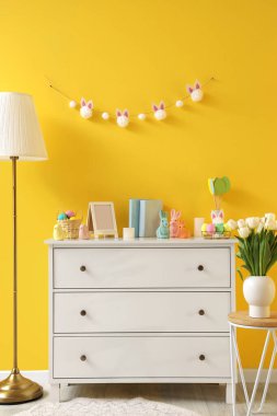 Klozet, lamba ve Paskalya dekorlu odanın içi