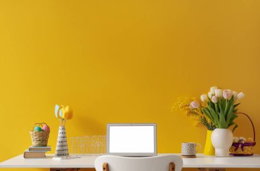 Laptoplu işyeri, Paskalya yumurtaları ve sarı duvarlı çiçekler.