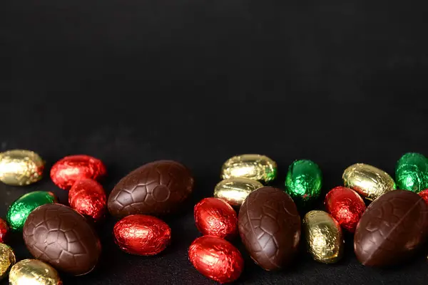 Ovos Páscoa Chocolate Mesa Preta — Fotografia de Stock