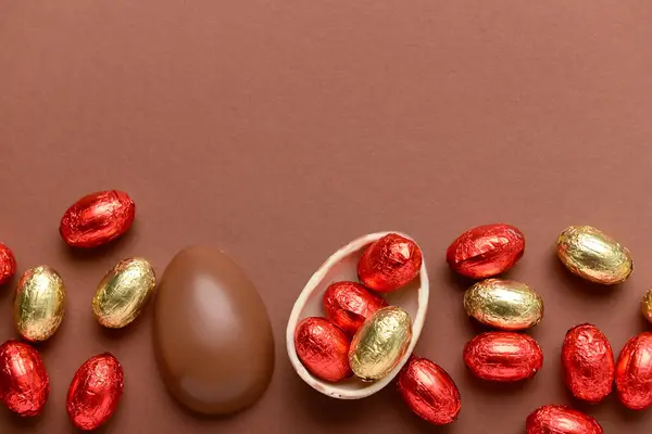 Chocolate Ovos Páscoa Doces Fundo Marrom — Fotografia de Stock