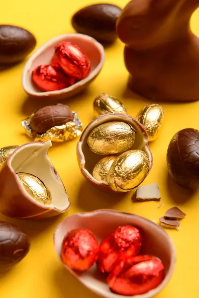 Chocolate Ovos Páscoa Coelho Fundo Amarelo — Fotografia de Stock