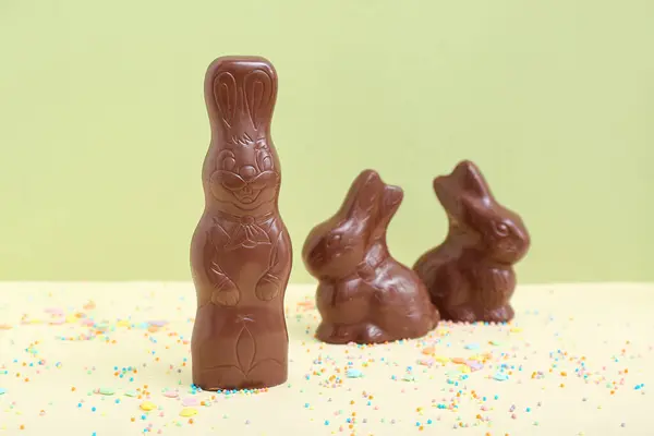 화려한 배경에 초콜릿 부활절 토끼와 — 스톡 사진