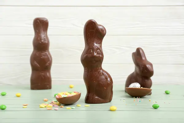 테이블에 스프링과 토끼와 초콜릿 부활절 — 스톡 사진