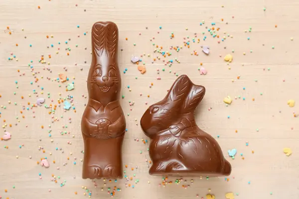 초콜릿 부활절 토끼와 베이지 배경에 스프링 — 스톡 사진