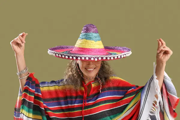 Mature Woman Sombrero Hat Snapping Fingers Color Background Mexico Day — Stock Photo, Image
