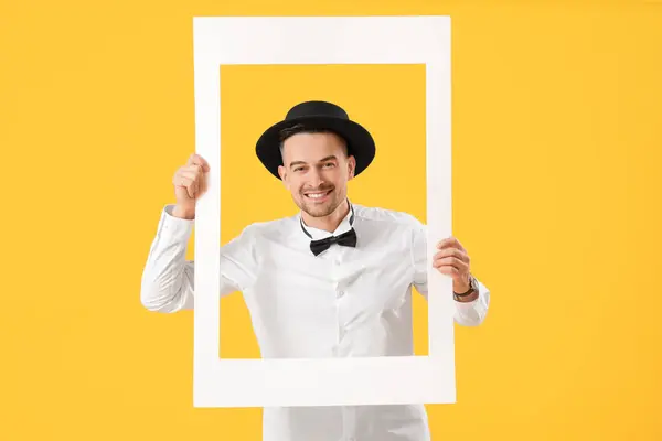 Glücklicher Junger Mann Mit Rahmen Auf Gelbem Hintergrund — Stockfoto