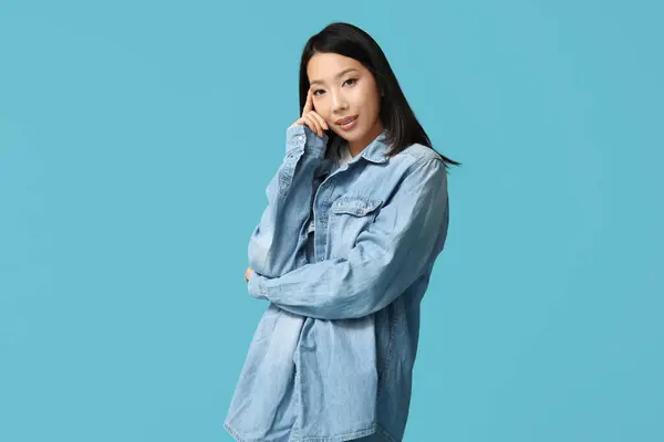 Belle Jeune Femme Asiatique Dans Des Vêtements Denim Élégant Sur — Photo
