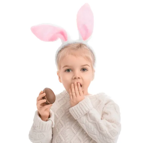在兔子耳朵里吓着了小女孩 背景是白色的巧克力蛋 复活节庆祝活动 — 图库照片