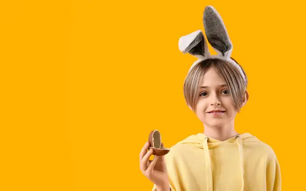 Χαριτωμένο Αγοράκι Αυτιά Κουνελιού Μισό Αυγό Σοκολάτας Κίτρινο Φόντο Γιορτή — Φωτογραφία Αρχείου