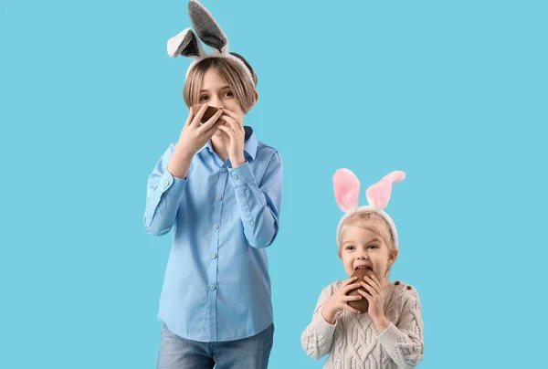 Leuke Kleine Kinderen Konijntjes Oren Die Chocolade Eten Een Blauwe — Stockfoto