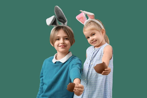 在兔子耳朵里可爱的小孩 绿色背景的巧克力蛋 复活节庆祝活动 — 图库照片