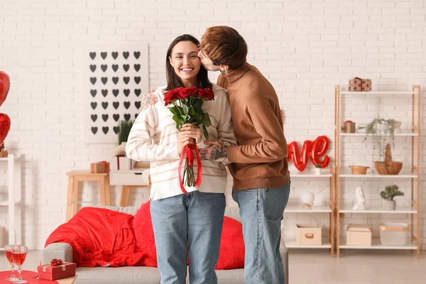 Jeune Couple Avec Bouquet Roses Ayant Rendez Vous Maison Fête — Photo