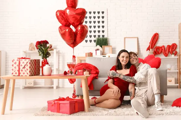 Genç bir çiftin evde randevusu var. Sevgililer Günü kutlaması