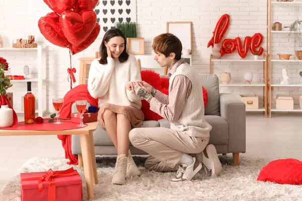 Genç adam evdeki sevgili kız arkadaşına evlenme teklif ediyor. Sevgililer Günü kutlaması