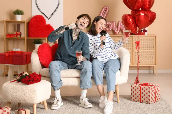 Evde şarap içen genç bir çift. Sevgililer Günü Kutlaması
