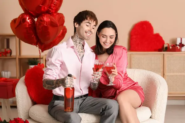 Jeune Couple Buvant Vin Maison Fête Saint Valentin — Photo