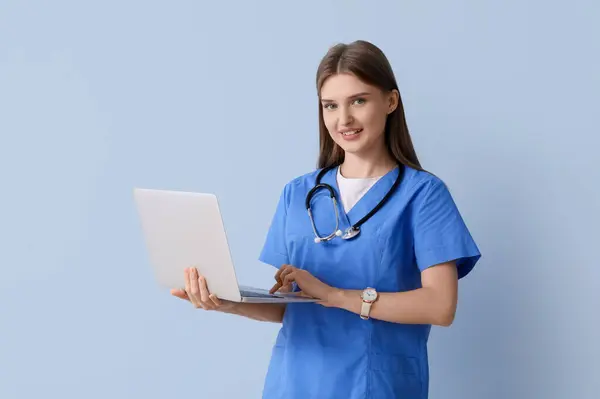 Gyönyörű Orvos Segítségével Laptop Kék Háttér — Stock Fotó