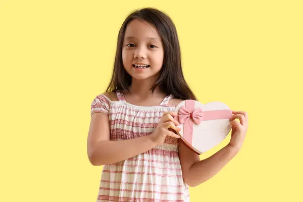 可爱的亚洲小女孩 背景是黄色的礼品盒 情人节庆祝活动 — 图库照片