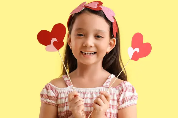 可爱的亚洲小女孩 有黄色背景的心脏 情人节庆祝活动 — 图库照片