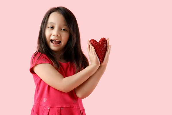 可爱的亚洲小女孩 有一颗粉色背景的心 情人节庆祝活动 — 图库照片