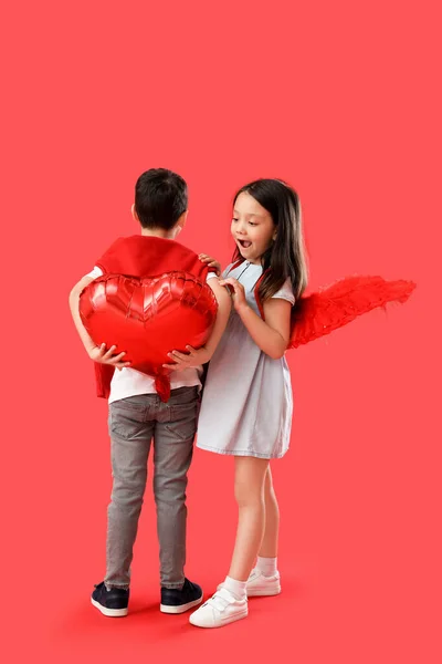 可爱的小孩 红底有心形气球 情人节庆祝活动 — 图库照片