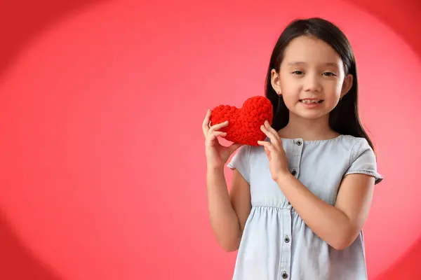 可爱的亚洲小女孩 红底有一颗心 情人节庆祝活动 — 图库照片