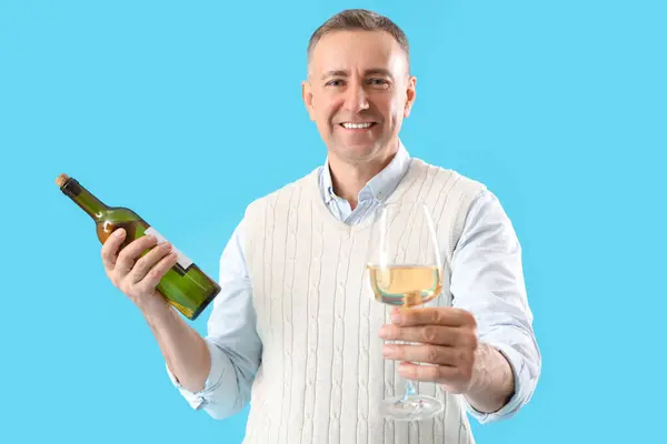Schöner Reifer Mann Mit Flasche Und Glas Wein Auf Blauem — Stockfoto